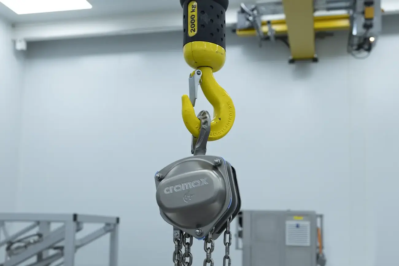 Anwendungsbeispiel in einem Reinraum: Hebezug aus rostfreiem Edelstahl von cromox® Anwendungsbeispiel in einem Reinraum: Hebezug aus rostfreiem Edelstahl von cromox®