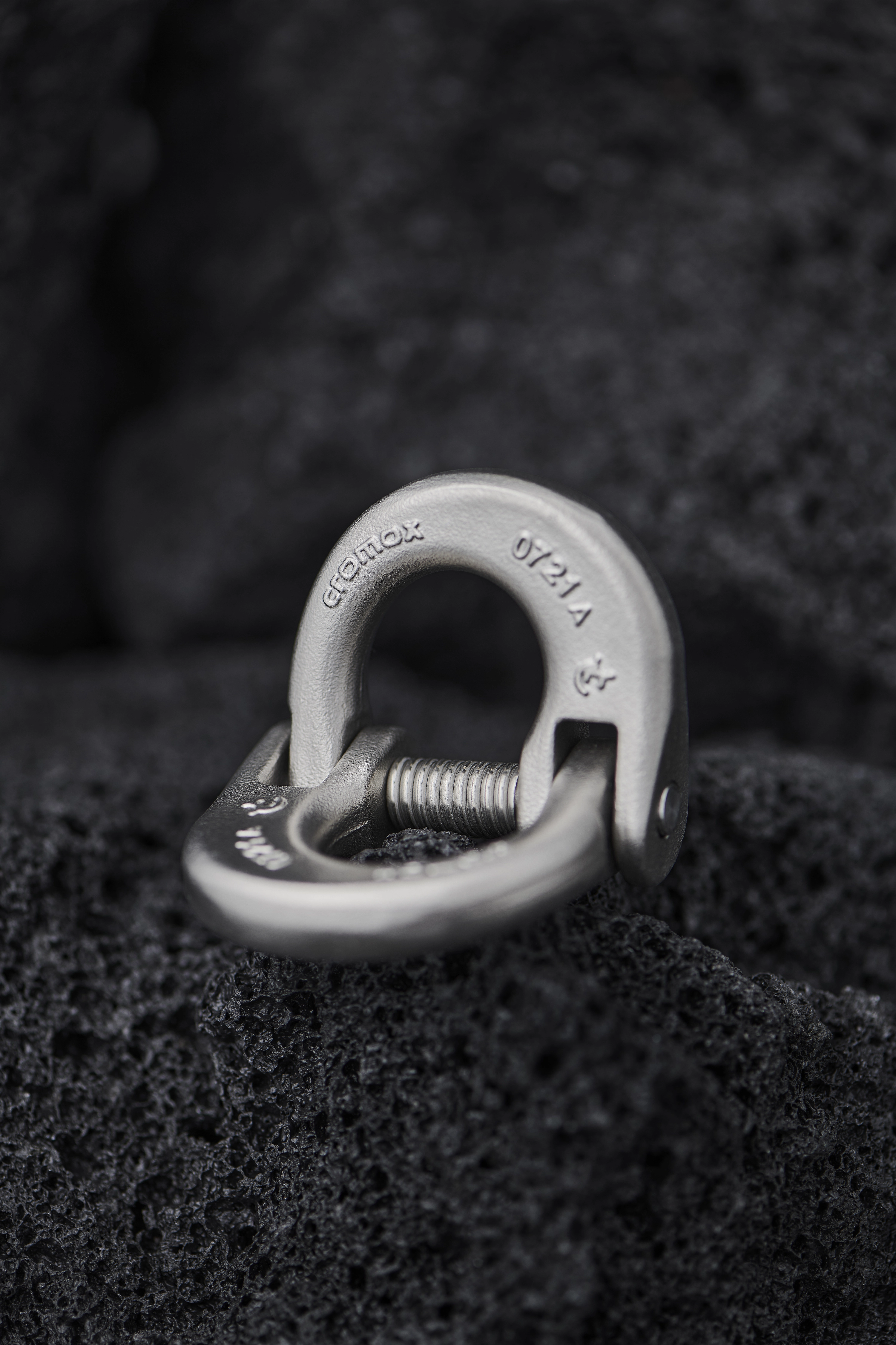 Double-swivel half shell