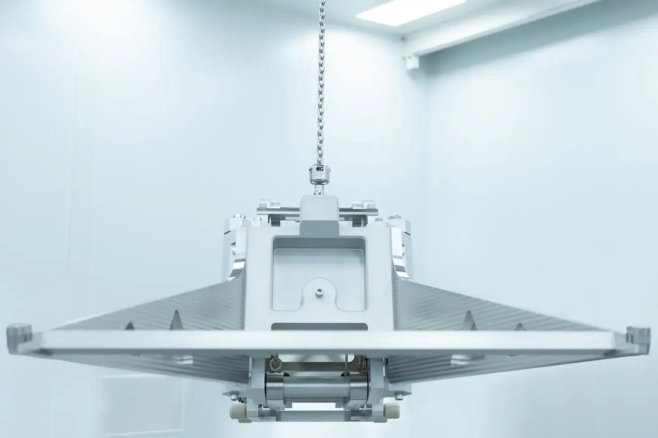 Anwendungsbeispiel: 1-strängige cromox® Anschlagkette in einem Reinraum Anwendungsbeispiel: 1-strängige cromox® Anschlagkette in einem Reinraum