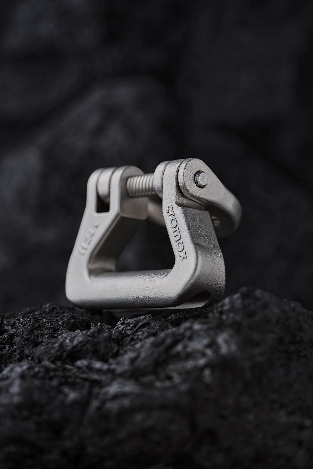 Connecting links for round steel chains