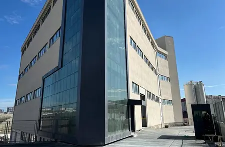 2024: Bau eines modernisierten und größeren Firmengebäudes