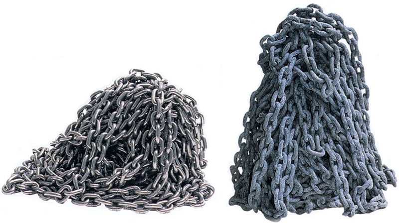 Edelstahlketten mit glatter Oberfläche gleiten geschmeidig in den Ankerkasten, während sich verzinkte Ketten auftürmen Comparison of chain fall: galvanised steel chain and stainless steel chain