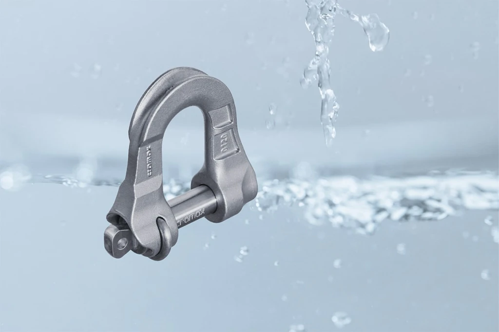Safety D-shackle CSS made of stainless steel from cromox in water