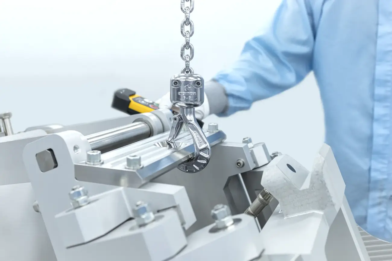 Anwendungsbeispiel: Drehwirbellasthaken von cromox® in einem Reinraum Anwendungsbeispiel: Drehwirbellasthaken von cromox® in einem Reinraum