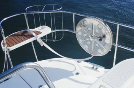 2000: Beginn der Entwicklung maritimer Produkte mit einem Aufbewahrungssystem für Edelstahlseile, aus dem später das ULTRALINE Flat Rope Reel hervorging