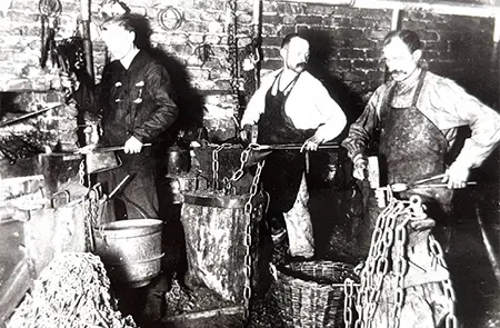 1948: Gründung der Ketten Wälder GmbH: Fertigung von Landwirtschaftsketten und Bau der ersten Produktionshalle